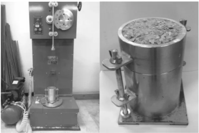 Fig. 6. Steel Slag Aggregate  Fig. 7. Compaction Tester 혼합물의 품질확보에 적절한지 검증이 필요하다. 특히, 기존 입도  기준의 경우 일반 천연골재를 대상으로 한 입도임으로 제강슬래그  골재와는 골재의 입형, 골재의 분포 등 특성차이로 인해 적합하지  않을 수 있다