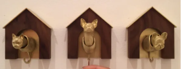 Fig.  8.  I'm  here?  [13] Fig. 8은 금속공예가 박미란작가의 벽에 거는 key holder다. 아래 부분에 키가 걸리면 동물머리들이 위로 올라가는 키네틱적 요소를 가지고 있으며 가운데 동물 머리의 형상을 다양하게 하여 상품성을 높였다