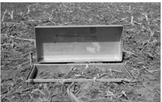 Fig. 2. Picture of anchor and chamber to collect GHG emitted  from soil. 파종하였고,  콩은 조 간격은 20 cm로 345,952 seeds ha -1 의 재식밀도로 5월 31일에 파종하였다