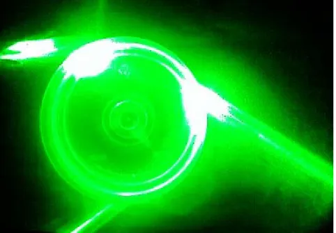 圖 4：以綠光雷射光束射入注入待測液體的圓柱桶狀容器  (a) (b)  圖 5：(a)當 α 不是極大值時，從圓柱桶射出的光束較寬而亮度也較暗。  (b)當 α 為極大值時，從圓柱桶射出的光束會形成一條極明亮的細光束。 時，從圓柱桶射出的光會形成一條極細的光 束(如圖 5)，於是此時 α  max 之值可以很精確測 量出來，然後再將所量出的 α  max 值利用表一 查出此液體所相對應的折射率之值。  從實驗的測量中我們可以得到綠光雷射 ( λ  = 531Å)相對於水的 α  max 值為42°，所對應