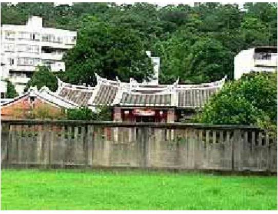 圖  2  金廣福公館 天水堂 天水堂天水堂 天水堂  建於清道光 12 年（西元 1832 年），由金廣福開拓墾戶首姜秀巒所建，可說是北 埔聚落內最大的民宅建築，一般稱為姜家大房。天水堂乃是一座比例相當完美， 客家傳統建築佳作。在所有客家人建築物中是較少見到的，亦代表姜家與眾不同 的貴族氣派象徵。  天水堂，為姜家的堂號「天水」是大陸在漢代時郡名，在今天甘肅省通渭縣。由 於姜秀鑾身為金廣福墾戶之首，於「討番」過程中，獲得北埔大部分的地業，故 比照他在九芎林老家而興建的大形宅院。  姜氏家族脈延至清光緒年間