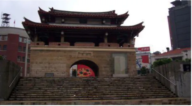 圖 2-8 竹塹城迎曦門  2.2.9  靜心湖  靜心湖面積廣達 4 公頃，湖心碧波盪漾，水色蒼茫，湖畔遍植樹木，鬱鬱菁 菁；由泛舟碼頭區可划船至湖心，湖中放養多種魚類可供垂釣。湖右的假日廣場 區，有黑白鵝卵石舖成石台，並置朱銘的巨形雕刻太極；緊鄰廣場的庭園具有濃 厚中國風味，有各式迴廊及造型多樣的門通貫其間。近湖畔處築有九曲橋通抵湖 心亭，佇立亭中，欣賞波光粼粼的湖色，別有情趣。  圖 2-9 靜心湖 