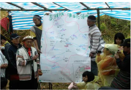 圖 1  司馬庫斯與碧雅婻部落 Sbalay 和解會議（圖片來源：本研究拍攝，2012/05/04）  地圖是空間權力關係的產物，也是其生產者。時至今日，地圖對帝國主義軍事空間擴張與控 制，都是極其重要的工具。對於現代國族國家建構的過程中，地圖所發揮的強大力量，已有不少 學者著墨，例如 Wood 在其《地圖權力學》（The Power of Maps）中提出「地圖建構世界，而非複 製世界」的見解（王志弘等譯，1996： 22 。對國族作為「想像的共同體」的建構進行考察研究） 的 Anderson，觀察到：「