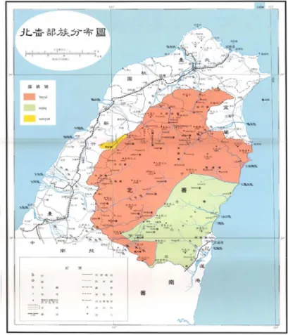 圖 2  泰雅爾族民族議會成立大會所使用標示傳統領域之地圖  擺在台上中央的泰雅族領域圖（如圖 2） 17 ，是在場族人們凝聚認同的視覺焦點，而訴說山川 森林大地，部落遷徙發展的溯源吟唱，賦予它新的生命內涵，在此時，它與吟唱內容融合，從原 本的地圖轉而成為一張會吟唱的地圖，再現著泰雅族的傳統領域。在以 Lmuhuw 吟唱的地圖當中， 除了再現歷代先祖所傳述，在空間上所展現的遷徙歷史及社會發展，族人所說的 cinnunan 編織， 很重要的是傳達先祖遺訓，強調族人無論分散至何處，都必需互相往來，彼此扶持。據傳