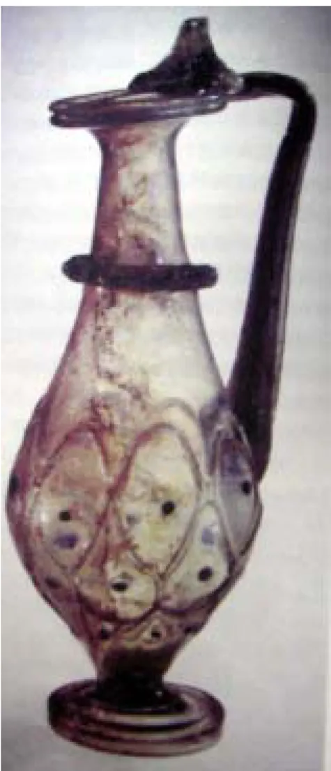 圖 2-9：伊斯蘭人製造的玻璃容器  資料來源：王敏（2006），玻璃器，上海：上海科技教 育，頁 22。 96 若結合當時的國際形勢看，早期羅馬的勢力範圍強大。 （圖 2-10） （圖 2-11）                                                    96  4-5 世紀羅馬帝國開始崩潰，奢侈的玻璃製造技術逐步傳向東方。伊斯蘭人開始製造各種小瓶 子和水壺等玻璃容器。若所溯其歷史，古希臘人的商業冒險和建立殖民地等原因，將現在的義 大利和地中海地區成為遠古文明中