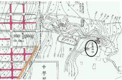 圖 5-1-12    嘉義市區計畫平面圖(1932)，國史館臺灣文獻館藏；局部圖  到了 1932 年的《嘉義市區計畫平面圖》 ，從等高線可以看出嘉義市的地形， 市區東側的地形向東逐漸升高，至嘉義神社附近，等高線最密集，嘉義神社在嘉 義市東方的山仔頂山坡上，也是一個林木茂密的山丘地，加上西側廣大的公園 地，參拜神社時走過林木扶疏的公園，再低頭步上許多層階梯的丘地參拜道；這 一大片林木塑造的神聖地域和氣氛，確實可以滌靜身心。從嘉義神社位置西望， 市區盡在眼底。 （見圖 5-1-12） （六）宜蘭市區改正計畫