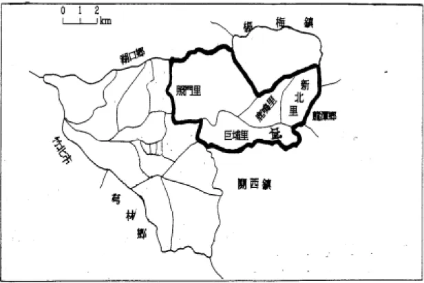圖 4-3：大茅埔三元宮的祭祀圈  圖例說明：粗黑線範圍為三元宮的祭祀圈範圍。  （3）以內立三元宮為中心的宗教活動  三元宮位於內立區內。興建年代早已不可考，然懸於廟中之匾「調元 贊化」 ，為咸豐九年（1859）本地眾敬士所立，可見已有百年歷史。新竹文 獻通訊載有：三元宮曾於同治八年（1869）由劉世和等內立、南打鐵坑庄民， 共同捐資三千元從重建。然因廟近鳳山溪旁，土石沖刷，恐有坍陷之虞，民 國五十一年，遂由李統生等眾信士議決遷廟於今址。  三元宮主祀三官大帝，陪祀觀音、神農大帝。其中三官稱三元，由上元 