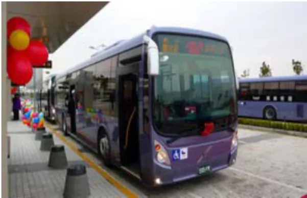 圖 5 嘉義公車捷運新式車體  資料來源：新南極轉運站部落格 因經費有限，貫穿縣市的BRT公車捷運系統，專用車僅4輛，另由嘉義客運12輛公車負責填補尚未到齊的新車。預計第2年更換5輛，第3年更換3輛，屆時全台第一條公車捷運系統將煥然一新。 三、 嘉義公車捷運特色 (一)  嘉義公車捷運巴士  嘉義公車捷運系統初期是以傳統的公車替代，96年8月嘉義客運公司斥資三千多萬向瑞典VOLVO訂購全新    低底盤公車組件，並委託國內唐    榮運輸公司，組裝4輛符合BRT系    統的公車，此新式公車符合BRT公  