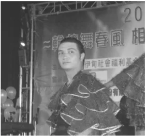 圖 16   文生的帥氣舞姿第三節 小飛俠－郭文生      長得相當帥氣的文生，一玩起輪椅來便瘋狂得不得了，速度之快，像風一樣因此還獲得了一個「小飛俠」的封號。當老師只要求轉一圈回定位時，若這傢伙覺得這樣的速度太慢，便自己練起二圈回定位。當觀眾掌聲連連時，他還會一時興起，翹獨輪轉個三、四圈，讓大家看的目瞪口呆，只記得死命拍手、忘情大叫！在文生跳舞的時候，你真能體會什麼叫做力與美的結合，原來協調性、平衡感、肌力對於運動表現是那麼的重要。      不要只是為了一句「殘而不廢」而努力硬撐著，那樣的人生太沈重了