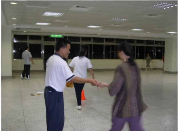 圖 3-10  六分鐘走測驗                   圖 3-11 六分鐘走拿信物算圈數