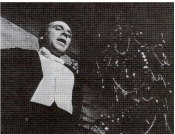 圖 12 仰角鏡頭（大國民，1941）  5.傾斜鏡頭 oblique angle：水平線是斜的，常帶來焦躁不安與不穩 定的感覺，同時透露著轉變與動勢。其中「觀點鏡頭」 （point-of-view  shots）指的是以攝影機當作某人的眼睛，透過人物眼睛所見的來 表達訊息，例如：在懸疑片中，某個匿藏暗處的人並未入鏡，而 以他的視點窺探明處角色的一言一行，更增加觀眾緊張的感覺； 或者以中槍者眼睛最後看到的影像逐漸模糊到消失，以表達臨終 無望、悔恨等角色的個人情感，使觀眾從他的角度觀看而產生認 同的感覺（如圖