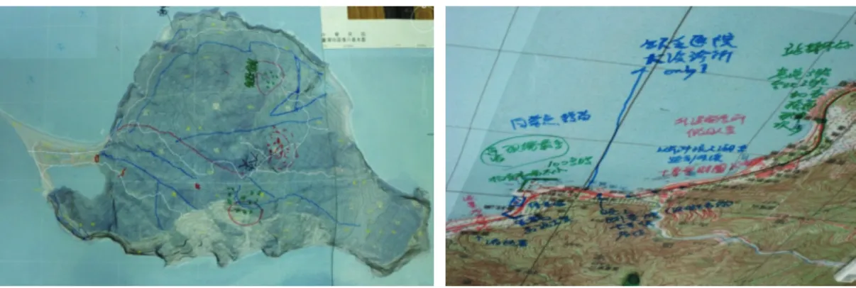 圖 7  參考紙本地圖與文獻資料之群體討論與參與式紙本製圖  而在參考紙本地圖與文獻資料之參與式紙本製圖方面，由於像片基本圖、正射影像與經建版地 形圖均具有固定之座標，故參與討論之居民在第一時間均能透過航照色調清楚掌握地貌特徵點之空 間所在位置，且像片基本圖與經建版地形圖均具有等高線資訊，故即使地圖為平面型態，參與者在 透過中介者簡單介紹判讀地圖之方式後，仍能根據等高線疏密判斷坡度陡緩與谷系形狀，此對在場 耆老在回憶過去龜山島上村民們使用的舊道路相當有幫助。另一方面，由於像片基本圖提供相當完 善之地名、道路