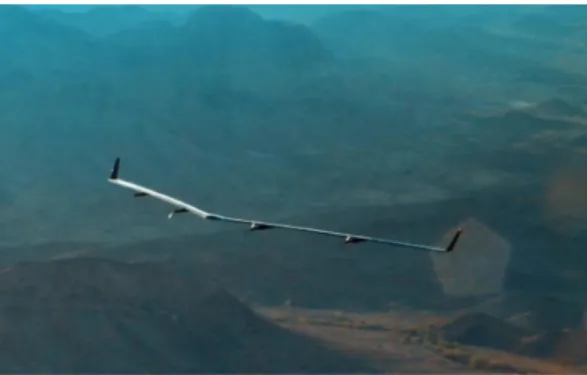 圖 1 .  Facebook 開發之無人飛機 Aquila  由上述之例可知，無論是太陽能無人飛行載具或小型無人飛行載具，執行長 程飛行任務將為無人飛行載具最具重要的功能需求。然而長程飛行任務意即需要 長時間監控無人飛行載具的狀態，但人為操控的方式卻無法完善地達成此任務， 其主因在於無人飛行載具的操控十分精巧細密，使飛行員培訓極為不易，須接受 長期培訓且人力成本極高。並且飛行員必須長時間專注於無人飛行載具的操作與 掌控飛行狀況，容易導致精神疲憊，加之人為操作有其不準確性，且人眼對於無 人飛行載具與目標物的