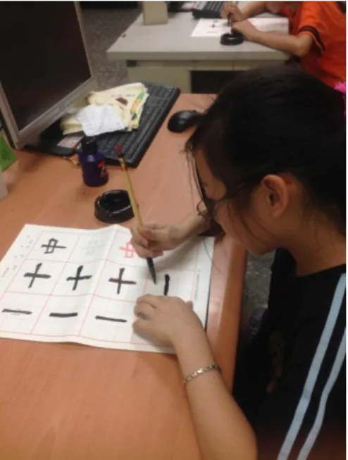 圖  4-13 S2 手肘貼著桌子書寫  圖  4-14 S1 下筆力道不夠，筆觸較細  （三）第四堂楷書教學課程結束之訪談內容  T  ：「來看看你們的作品，這次小君寫得比小彤快呢!小君因為會提腕寫書 法，所以寫豎畫比較流暢，小彤你知道問題點在哪嗎？」  S2：「我沒有提腕。」  T  ：「你發現問題點了!來看你的作品，豎畫的部分的確寫得不順暢，如果圖  4-15 S1「丨」字收尾不夠確實   圖  4-16 S2「丨」字收尾不確實，豎畫                 字體歪斜 