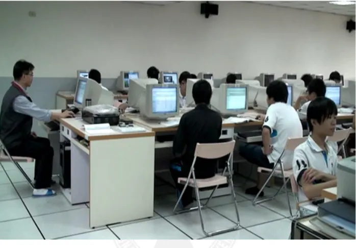 圖  3 - 4 VB 程式設計教學活動照片 II  第五節  資料處理與分析  本研究將受試者在施測正式試題之後，接著將其作答、得分情形，依照各組分別整 理、編排資料。資料處理係以統計套裝軟體 SPSS 18.0 版作為分析工具。資料分析主要 分為三個部分，第一個部分是「VB 程式設計成就測驗」得分的比較，藉以瞭解學生在 不同的教學法後，VB 程式設計成就的差異；第二個部份是分析實驗組不同能力水準學 生 VB 程式設計成就的差異，藉以了解不同能力水準的學生在電子師徒制合作學習法 後，VB 程式設計成就的差