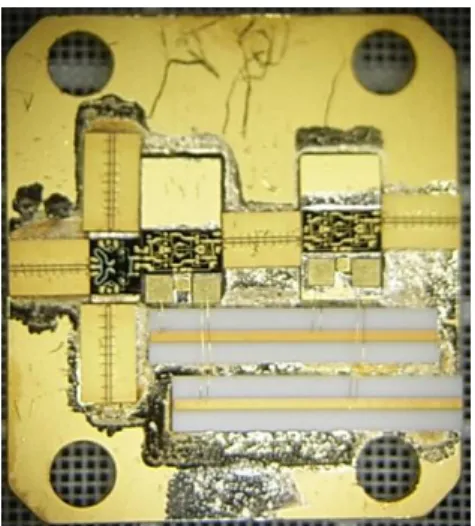 圖 2.13 60GHz 發射器採用合金共熔製程構裝圖  圖 2.14 60GHz 接收器採用合金共熔構裝圖  2.5 毫米波收發器覆晶構裝技術  本節將詳細探討覆晶(Flip-chip)製程技術，由文字的字意可看出此種 構裝技術，是將裸晶片翻覆後與與氧化鋁薄膜基板黏著的一種技術，因其黏 著面為裸晶片的正面，故黏著點只有訊號潰出/入點、訊號兩旁的接地點、 直流偏壓潰入點、及增進覆晶強度所增加的支撐點(Dummy)，並沒有整個裸 晶片面都黏著，而是距離氧化鋁薄膜基板有一定的距離。其製作方式是設計 氧化鋁薄膜基