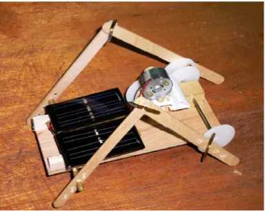 圖 8  組 裝 太 陽 能 板 及 車 體 各 部 零 件  