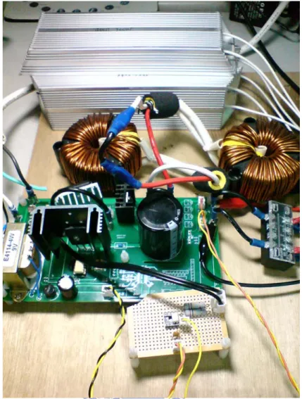 圖 4.7.  單相升壓型切換式整流器及相位偵測電路之實作電路照片。  4.3 FPGA 電路合成          在完成實作硬體電路後，接下來就需要在 FPGA 板中完成無電流感測架構之電路合 成。FPGA 的電路合成又可以簡單分為二大部分，其一為電壓迴路，主要包含了輸出電 壓取樣以及 PI 控制器；其二為產生開關訊號之電路，主要包含了建立一正弦波絕對值 之表 sin ω t 、電感內阻壓降補償、導通電壓壓降補償以及產生開關訊號。  電壓迴路的目的主要是為了達到輸出電壓穩壓的效果，並且得到一相角訊號θ 