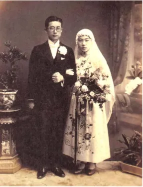 Fig. 6 Western-Chinese-mixed style of wedding gown    in 1930‟s (Chen, 2007: 17) 