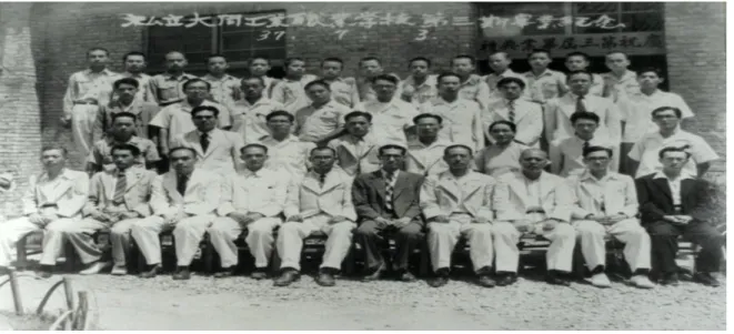 圖 17：吳濁流任大同工業職校訓導主任時該校畢業紀念照。  說明：1948 年拍攝，林挺生（前一排右四）；  吳濁流（前二排左二）。  資料來源：台灣客家文學館（2011a）。  在這些作品中，值得一提的是〈狡猿〉與〈三八淚〉這兩篇小說，吳濁流曾 提到當時寫作的一些佚事：  「狡猿」與「三八淚」是在恐懼中寫成的。「狡猿」完成後給同窗好友章君 過目，他看後斥罵說：「你這個混蛋，不要命啦！」我雖然感覺出他的誠心， 可是不曉得怎麼個緣故，就是不能罷手，還是偷空寫下去。我一直在等時機， 然後於民國五十二年將他們印行