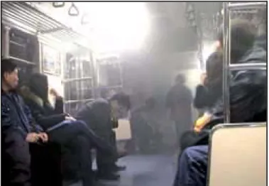 圖 2.8  韓國大邱地鐵火災倖存乘客所拍攝火災發生初始車廂內煙霧彌漫情形  圖 2.9  韓國大邱市地鐵火災時序圖（資料來源：大邱日報）  (4)行控中心未遵守營運規章有關前方車站有火災應採過站不停或不進站之規 定，反而讓後續之 1080 列車進站。  (5)第二部列車（1080 列車）之駕駛員於進入中央路車站後，應最瞭解現場狀況， 然而卻不斷向行控中心請示下一步如何做，當無法駕駛該列車離開之緊急狀況 下，竟然將列車主控制鑰匙（MasterKey）拔下自行離開，未顧及列車上所有