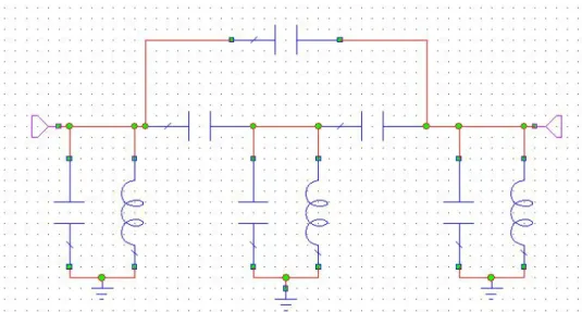 圖 2-2、改良式三階梳型帶通濾波器  將原型的三階梳型濾波器中非相鄰的兩個諧振腔疊加一耦合電容，使得訊號 由單一傳輸路徑，改變為雙重傳輸路徑，並使得通帶左側產生一個傳輸零點，如 圖 2-2 所示之改良式三階梳型帶通濾波器電路模型。  圖 2-3 中 Y 參數之 Y 21 相位部份表示成 θ 。考慮圖 2-3 的雙埠網路，當訊號21 由 Port1 經過一個串聯電容到達 Port2 時，則 θ 21 會因為電容特性造成相位移 90 0− ，若訊號由 Port1 經過一個串聯電感到 Port2 時，則 θ 2