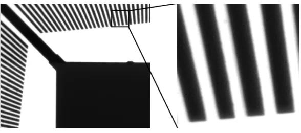 圖 4.3  背光源取得的導線架影像          圖 4.4 則為本實驗取像機構之全貌，以高倍率鏡頭搭配 X-Y Table 進行移動， 在適當的光源強度下拍攝導線架之影像。  圖 4.4  取像硬體架構  4.3  系統整合實驗  實驗流程如圖 4.5。首先以影像結合技術，將分開拍攝的四張導線架子影像， ，以供程式利用虛擬打線技術模擬打線端點 於引腳上的位置，接著找出導線架影像中各引腳之中軸，並且將各打線端點由 圖轉換到實際導線架影像之引腳中軸上，之後提供一打線端點編修的介 ，使操作者能對於程式  