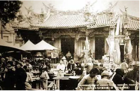 圖 2-1：1907 年高松豐次郎在新竹城隍廟前放映紀錄片。出處：翻拍自葉龍彥， 《新竹市戲院誌》 ， 竹市文化，民國八十五年  電影公開放映以來，沒有特定的映演場所，大半在咖啡廳、私人園林或劇 場內進行放映工作。從報紙的紀錄與存留下來的照片顯示，台灣早期的電影映 演空間也大多為空地、廟埕、晒穀場或臨時搭建的小屋，甚至是歌仔戲野台等 等人潮容易聚集的地點，沒有專門的放映場所。可以想見當時這個隨意開放的 空間中，往來的群眾們可能嘈雜混亂、或坐或站。而電影的放映途中也可以隨 時成為觀眾，或脫離觀眾身份與他人談天