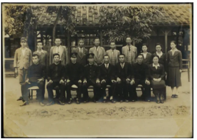 圖 7 1940 年代日治末期，貓兒錠地方人士攝於扶桑公學校。 7      資料來源：曾淑女女士提供 圖 8 右圖為 1950 年代前期曾秋濤全家福照，攝於貓兒錠自宅大門。 8 。 左圖為 2014 年 10 月筆者與曾國良先生在同處所的合影。 資料來源：右圖曾國良先生提供，左圖筆者提供 7　前排右二為曾洋溢、右四為曾銀鏤，後排右一為曾彭探新（洋溢夫人）、右四為曾洋    溢、右六為曾秋濤、右九為曾煥燁，其餘為校長、當地要人及男女教員。 8　前排由右至左為煥燁、怡顏、洋溢、秋濤、決錄、怡軒、怡軒夫人、曾國