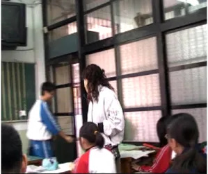 圖 4-2-93 學生將箏形相同角拼在            一起，不能無限延伸  圖 4-2-94 學生離開自己的位置任           意走動 圖4-2-91 教具容易位移，學生在操作時重複調整圖形 圖4-2-92 學生放棄操作在位置上 發呆 圖4-2-89 學生關門防止教具被風           吹亂 圖4-2-90 學生將三角形相同角拼           在一起 