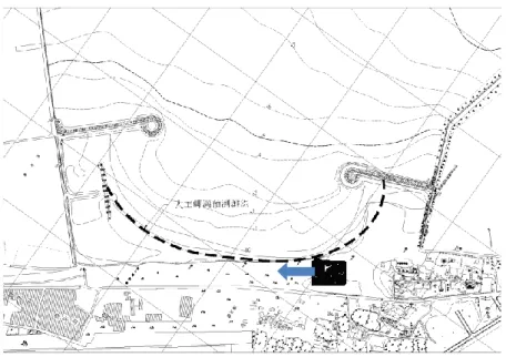 圖 3-5  安平港漁港南側至商港北側間的安平海岸  圖 3-6  上圖海岸的現場拍攝照片(2005)  圖 3-6 為安平地區漁港南側至商港北側間海岸線的中央段 2005 年的海岸照片，在經過海棠(Haitang, 2005)、珊瑚(Sanvu, 2005)、泰利 (Talim,  2005)等颱風後所造成的侵蝕，發現目前的海岸線比施作馬刺 型突堤及養灘工程前的侵蝕還要嚴重。  經過 2.1 節所提及的影像前置處理後將灘線位置由衛星影像中擷 取出來，並進行影像拍攝當時的波浪資料，在所收集的波浪資料中除 了