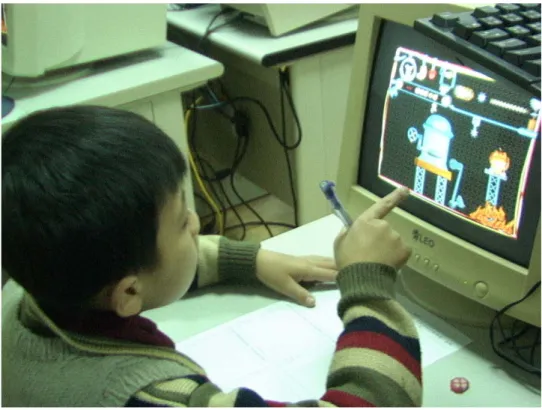 圖  4-8學生看遊戲畫面提問題的情形 