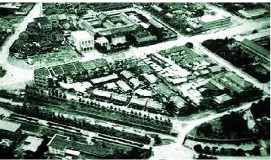 圖 5-4  1935 年新竹市護城河空照圖。 （資料來源 http：//www.hmim.gov.tw）  因都市迅速發展，東大溝成藏污納垢之所，現今林森路至中華路間之東大溝，仍可 見一斑，影響市容觀瞻甚巨。     圖 5-5  林森路段東大溝                    圖 5-6 北大路段東大溝  新竹市政府為改善護城河周邊環境，於 90 年代陸續展開護城河之整修改善計畫， 1996 年執行「塞納河計畫」將護城河林森路至世界街段之河道與污水分流之下水道工 程，以及「中央路至世界街之百花園親
