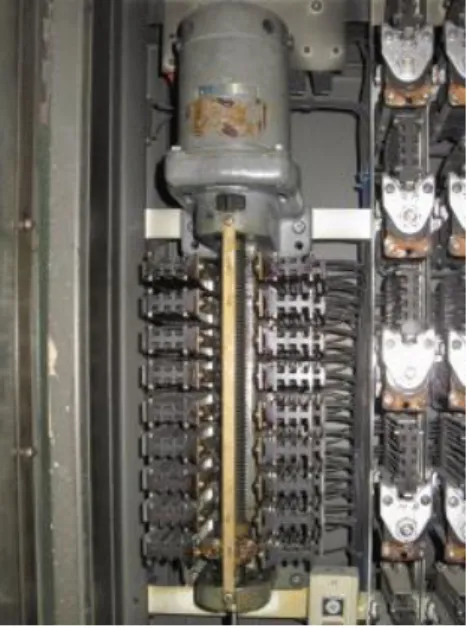 圖 3-7 選層器  資料來源：電梯資料網，(2010)  較新的昇降機不設選層器，並利用位置傳感器、平層鐵片、底層/頂層撞掣以測得 昇降機位置。  (一)、 位置傳感器  即時監控昇降機運行速度和行走距離，計算加減速時間，並在接近樓層時由鐵片 作平層。  (二)、 平層鐵片  安裝於昇降機機道內每一樓層，於梯箱接近樓層時由裝在機廂的感應器接收以提 供精準平層。  (三)、 底層/頂層撞掣  讓昇降機重置後(維修/停電)，走到底層/頂層以確認位置。   蓄電池 四、 電力中斷時，提供緊急照明予機廂及機房(方