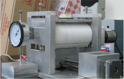 圖 4-7  液晶實驗室自製的摩擦配向機  本實驗 PI 製膜過程：將經過清洗過後的 ITO，以 spin-coating 方 式將 PI 均勻塗佈在基板表面，轉速為第一階段 500rpm x10s，第二階 段 4000rpm x 45s，以 100℃預烤 30 分鐘，再以 230℃後烤 1 小時半 固膜。此實驗以入毛深度為 0.3mm，滾筒半徑為 3cm，滾筒轉速為 135rpm，基板前進速度為 30mm/min。  其中 ITO 玻璃清洗：依序以下動作在超音波清洗機震盪重複兩次        圖 4-8