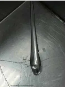 圖 3-7  剛開始掉絲的頭端  圖 3-8  調整剛開始掉絲外徑滾輪  將外徑已穩定的光纖絲如圖 3-9 所示，穿過第一個眼膜，第一個 眼膜的內徑為 225 µm；再使光纖絲落下至第二個眼膜處，第二個眼裸光纖外徑 調整鈕  滾輪 