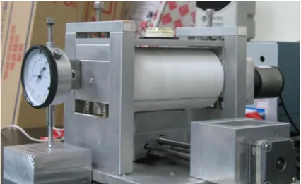圖 5-7 摩擦配向機(rubbing machine)全貌圖，為液晶實驗室自製。 5-3.3 Polyimide 表面能測量  利用接觸角量測儀，分析摩擦配向處理前，以及摩擦配向後的基板， 表面自由能的變化。未經過摩擦配向處理的PI膜，其表面自由能為46  mN/m。表面自由能不因旋轉樣本而有所改變。經過摩擦配向後的PI薄 膜，表面具有特定的摩擦方向。利用接觸角量測儀探討表面自由與方位 角(azimuth)的關係。方位角的定義為：基板摩擦方向與接觸角量測儀 CCD鏡頭所攝得之液滴切線投影量所夾的角度。圖5