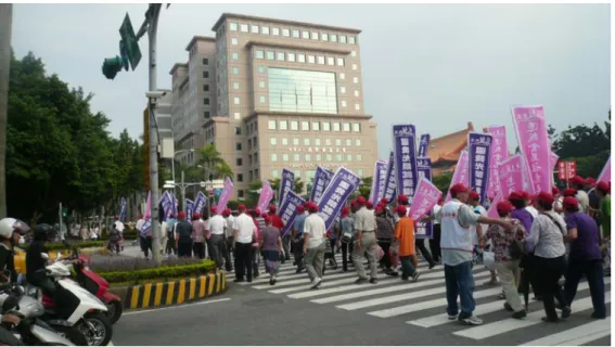 圖 10:  馬祖人 823 土地遊行（王惇蕙攝）  中，經常可看到網友以不同的方式抒發對土地問題的感受（同上引: 127-33）。它不僅 是馬祖人心中共同的痛，近年來更成為政治人物參選的必須面對的議題。例如，2006 年縣長競選人吳軾子在落選之後，發表〈解決土地問題只在主政者的是否「用心」〉 (2006/03/03)，提醒公部門必須用心解決此事。2009 年無黨籍縣長參選人陳財能，同樣 以土地問題的處理為主要訴求。  由於王長明與陳財能對土地問題的共同關心，二者逐漸有更多的接觸。同時，百 姓在依循體制訴求