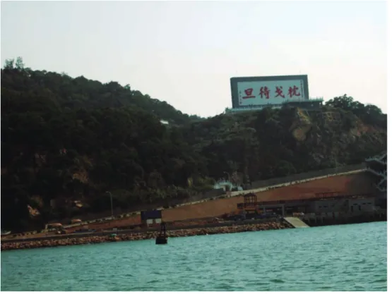 圖 2:  福澳港的「枕戈待旦」碑  (作者攝)  1992 年戰地政務解除後，一系列的政策將馬祖逐漸打開。新的交通建設開始連結 馬祖、台灣、與中國：例如，北竿機場於 1994 年開放、南竿機場於 2003 年完工、1997 年有台馬輪開始行駛台灣海峽。與大陸方面，2001 年實施小三通，連接馬祖與福州。 這些交通建設使得原來封閉的馬祖與外界有更密切的往來，不少馬祖人也開始前往福 州地區做生意，置產。此外，國軍在馬祖逐步撤軍也使得島上長期依賴提供軍需的生 計形態必須再次轉型。因此，我們看到了馬祖縣長在 20