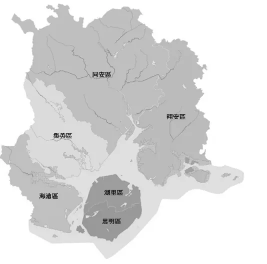 圖 5  廈門六個行政區  （資料來源：Wikipedia） 1 到了清順治七年（1650 年），鄭成功佔領廈門和金門，做為反清復明的基地，並在 清順治十二年（1655 年），將廈門改名為思明州。而後於 1611 年渡台，開啟二十餘年 的鄭氏王朝。到了康熙二十二年（1683 年），施琅攻克台灣，並在康熙二十三年建立了 台灣廈門兵備道，廈門之名確立下來，並成為福建水師提督的駐軍地。除了軍事和商 業地位的提升，道光二十二年簽訂的《南京條約》，廈門被列為五口通商之一，更使得 廈門持續開放，和各種文化保持互動。 