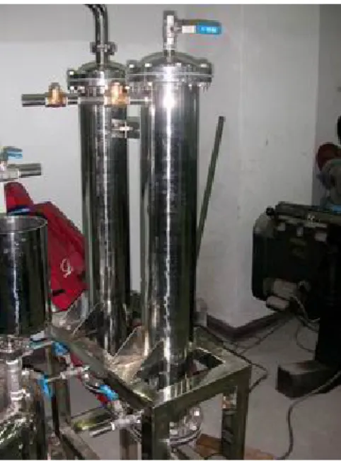 圖 5-11 冷凝器構造圖  填 充 塔 各 段 與 加 熱 槽 各 設 有 一 隻 熱 電 阻 感 溫 棒 測 量 蒸 餾 塔 內 溫 度 ， 因 熱 電 阻 感 溫 棒 是 傳 出 電 阻 訊 號 顯 示 出 溫 度 變 化 ， 所 以 須 設 計 一 個 電 路 ( 如 圖 5 - 1 2 ) 使 電 阻 變 化 轉 成 電 壓 訊 號 。 圖 5 - 1 3 為 溫 度 監 控 與 加 熱 控 制 流 程 圖 ， 使 用 N I - P C I - 6 0 3 6 E 訊 號 擷 取 卡 量 測 電
