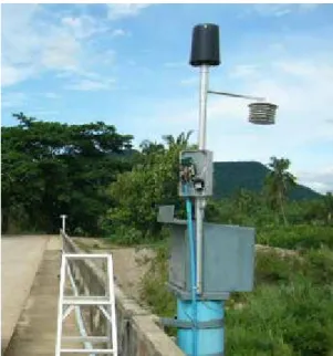 圖 4c.  泰國建立的田間伺服器用於水位偵測、雨量與溫濕度收集(Haii, 2005)     國內發展  現階段我國在 FS 的應用上以生態觀察為主，圖 5 所示為在鴛鴦湖湖面上的 FS 載具與墾丁國家公園用於觀察珊瑚礁的搭配紅外線攝影機的 FS。在農業的應用 以台灣農業資訊科技發展協會引進的 3 個 FS 監測點目前置於中興大學為最早，本 研究室建立的 5 個監測點，3 個安裝於斗南鎮農會示範農田，2 個在台大尚屬第二 批。目前建構的 FS 除了完成與空氣溫度、土壤溫度、土壤水分感測器與雨量的監 測及