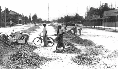 圖 3- 4  1958 年中正路郵政總局前（圖右側建築） 