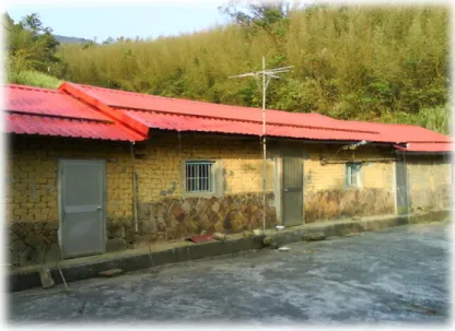 圖  24  祖父家的石砌建築  東北角的土質較黏、保水性好，適合做為水田，我們的祖先，用了幾代的時間， 以手工慢慢開鑿，一點一點的在山丘上開闢出梯田。挖出來的石塊，或是原地做為 砌石田埂，或是做為屋舍建材，在這個多雨的地方，水源無缺，平緩的山地漸漸的 成為一階階的天梯田。梯田種植的水稻是餵飽一家的主食來源、旱地種植的番薯當 成替代糧食，也可餵養牲畜；森林和竹林提供了建材、農具、藥材等生活用品；溪 流和水田裡的鱸鰻、毛蟹、蛙類、田螺、溪蝦、魚類，甚至是因避冬而跑出森林界 線的動物，補充了蛋白質的來源，貢寮人