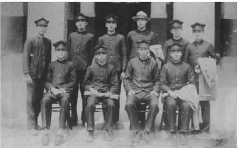 圖 6： 臺北帝大文政及理農學部第一屆畢業生與學弟合影紀念，後排立者右一為吳守禮，右 二為田大熊 94 另就畢業出路來看，臺籍的田大熊因為畢業時機恰當，於是馬上進入 臺灣總督府圖書館工作，得到有佔缺的職務。黃得時也是一畢業就進入了 臺人唯一的日刊報紙《臺灣新民報》學藝部服務，主要負責文化部門的工 作，為延續發展學術興趣，也會在每週一到兩次，回到母校研究。 95 自畢業 的 1934年起，也是黃得時開始在臺灣新文學運動裡嶄露頭角的時刻，不僅 與臺北的文藝青年共組「臺灣文藝協會」，先後發行《先發部隊》、《第 一