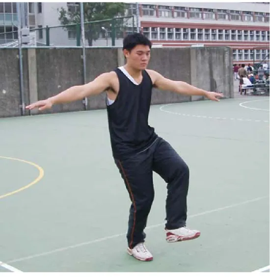 圖 3 - 4   平 衡 感 測 驗   （ 三 ） 敏 捷 性 ( A g i l i t y ) ： 以 反 覆 側 步 做 為 檢 測 項 目 。 在 平 面 場 地 規 劃 三 條 平 行 線 ， 線 距 為 1 