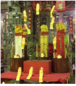 圖 3 2 七 星 燈   3 、 米 壇           用 米 堆 成 字 ， 左 側 是 「 壽 」 字 、 中 間 為 「 本 命 」 二 字 、 右 側 為 「 福 」 字 ， 字 的 空 隙 中 放 置 蠟 燭 ， 象 徵 照 亮 人 的 「 本 命 、 壽 、 福 」 ， 並 用 以 鎮 邪 之 用 。 （ 圖 3 3 ） 圖 3 3 米 壇