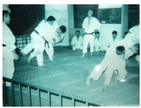 圖 12    豐原鎮柔道館於武德殿訓練情況  資料提供：呂耀宗  遷移到現在樂天宮之後，李成顯加入教練的工作行列，臺中縣柔道運動的成績較 有起色，民國 66 年參加新竹舉辦的臺灣區運動會柔道、角力、摔角共拿下七面金牌， 其中柔道三面，分別是呂文進、魏耀亮、葉和賓；摔角兩面，分別為魏耀亮、王邦石； 角力兩面，分別為魏耀亮、王邦石 25 ，除了呂文進與葉和彬兩位事后里柔道館的選手之 外，其中獲得柔道、角力、摔角三面金牌（圖 13）的魏耀亮與獲得角力、摔角兩面金 牌的王邦石，都是豐原鎮柔道館所培育出的選手，因為
