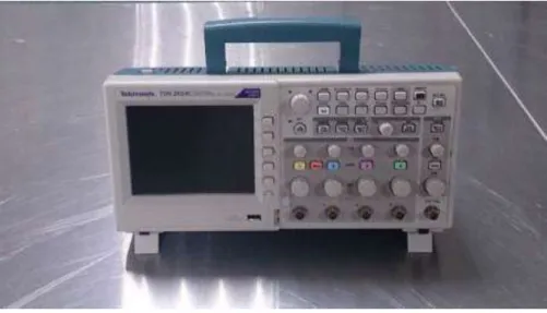 圖  3-3  TDS2024 示波器  (資料來源：本研究拍攝)  (3)  脈衝產生器(Pulser-Receiver)  本研究使用 Olympus 公司所生產之 5072PR 脈衝產生器，如圖 3-4 所示。  圖  3-4  5072PR 脈衝產生器  (資料來源：本研究拍攝) 