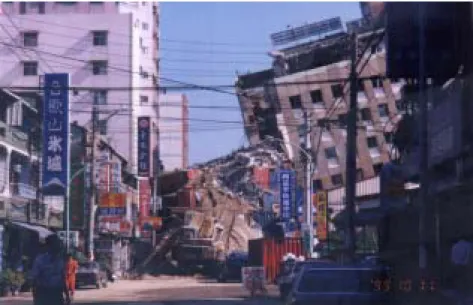圖 3-20  雲林縣漢記大樓（玉山銀行）以貨櫃堆疊防止結構物持續傾斜  遇有崩積土石衝擊建物時，可利用貨櫃穩固崩積土體下方，再由 貨櫃側邊開鑿人孔，做成搶救受災戶的通達隧道，既可控制滑動土體 與崩塌房屋的穩定性，又可確保搶救人員的安全。關於貨櫃的使用方 法重點如下：  1
